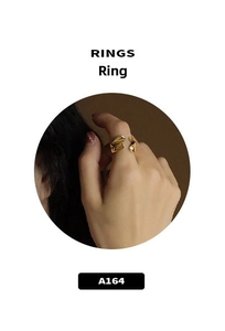 Détail d'une bague dorée irrégulière avec texture de métal liquide poli minimaliste