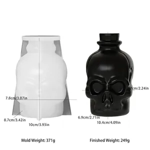 Vista macro dello stampo in silicone a teschio e vaso in gesso con misurazioni