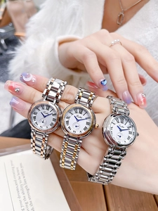 Détail de montres Scottie pour femmes avec chiffres romains et bracelets en acier