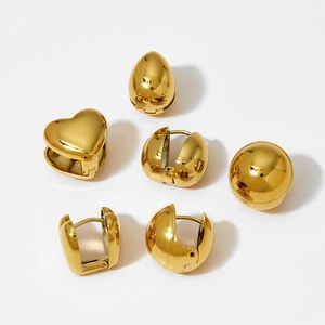 Minimalistische goldene Edelstahl-Huggie-Ohrringe in Herz-, Kugel- und Ovalform
