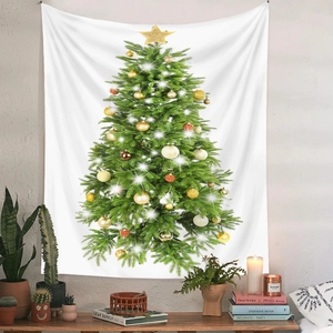 Vista dettagliata dell'arazzo bohémien con albero di Natale su una parete bianca