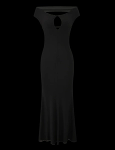 Détail de la robe longue noire dos nu avec découpe goutte sur la poitrine et coupe ajustée