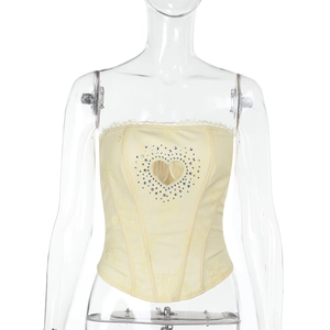 Détail du haut corset jaune avec découpe en cœur strass et bordure en dentelle