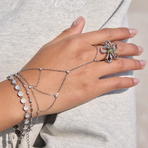 Bracelet bague argenté élégant avec fleur en zircon vert et chaînes à pampilles