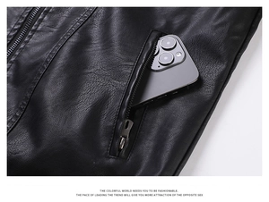 Détail de veste en cuir noir avec poches zippées et texture de haute qualité