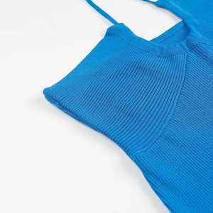 Detail eines blauen gerippten Strickkleides mit weicher Textur und dünnen Trägern