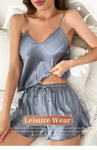 Détails de l'ensemble pyjama en satin bleu-gris avec haut col V et short à volants
