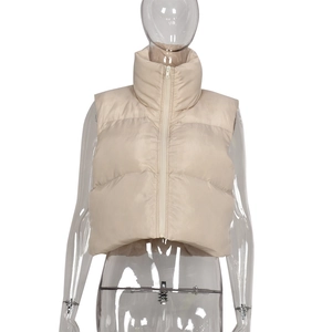 Damen Steppweste in Beige mit Stehkragen und Reißverschluss im modernen Puffer-Stil