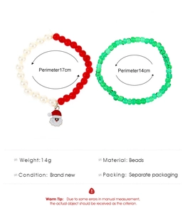 Détail du lot de bracelets de Noël avec perles colorées, pendentif Père Noël et tailles