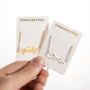 Handgehaltene Armbänder aus Edelstahl in Gold und Silber mit Pferd- und Herzschlag-Motiv