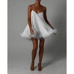 Robe mini en satin blanc avec chaînes métalliques et bordure en plumes d'autruche
