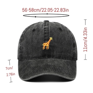 Detail der Giraffeneinstickung auf gewaschener Baseballkappe mit Maßangaben