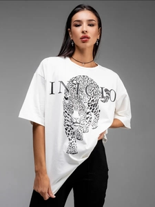 Λευκό oversize T-shirt από 100% βαμβάκι με στάμπα λεοπάρδαλη και το κείμενο INICIO