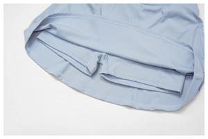 Dettaglio della fodera interna di sicurezza della gonna-pantalone sportiva azzurra
