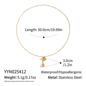 Detailed view of the 50cm golden stainless steel chain with droplet pendant and toggle clasp