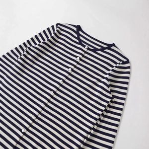 Gilet en maille rayé bleu et blanc classique avec col rond et boutons vue à plat