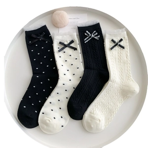Lot de chaussettes japonaises à nœud, pois et dentelle en couleurs noir et blanc