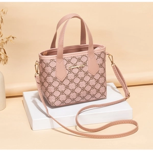 Detail der geblümten Bucket Bag mit Metall-Logo auf eleganten Steinstufen