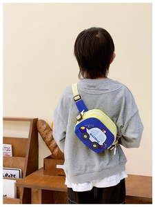 Détail de la vue arrière d'un sac banane enfant bleu et jaune avec sangle réglable