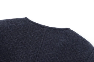 Détail du col et des coutures d'épaule sur la veste en mélange de laine bleu foncé