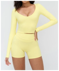 Détail de l'ensemble de yoga jaune clair sans couture avec haut à manches longues et short