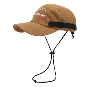 Casquette de baseball marron avec broderie montagne, cordon coupe-vent et tissu ripstop