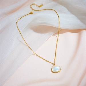 Elegante collana a sfere in acciaio al titanio dorato con ciondolo a conchiglia bianca