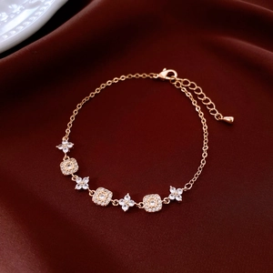 Détail du bracelet floral plaqué or 18 carats avec maillons zircon sur velours de luxe
