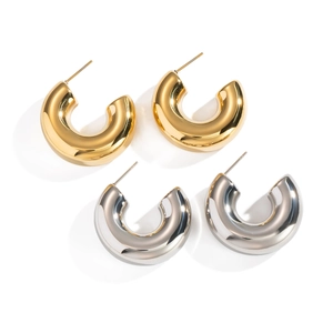 Boucles d'oreilles créoles minimalistes en C en acier inoxydable doré et argenté sur fond blanc