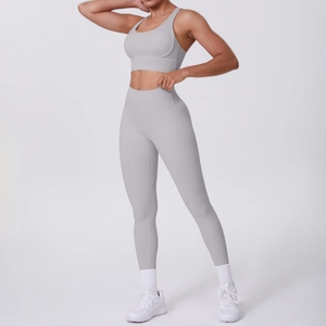 Dettaglio dei pantaloni da yoga a vita alta e reggiseno sportivo grigio in maglia