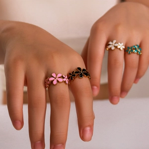 Bagues vintage en acier doré 18k avec fleurs de marguerite en émail coloré