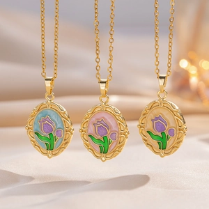 Colliers pendentifs tulipe en émail bleu clair, rose et crème avec placage or