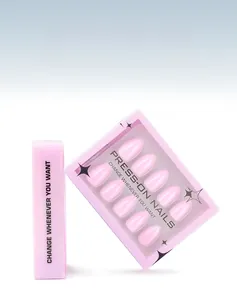 Dettaglio di 30 unghie a mandorla rosa perlato a pressione nella confezione espositiva