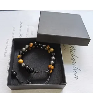Pulsera de ojo de tigre y piedra magnética presentada en una caja de regalo cuadrada