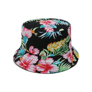 Détail d'un chapeau bob avec motifs tropicaux d'hibiscus et de feuilles colorées