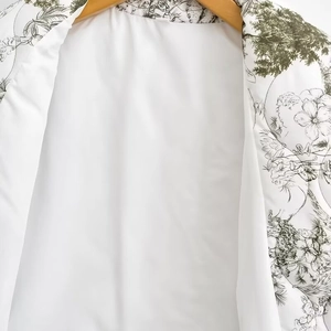 Veste matelassée vintage imprimé floral avec doublure blanche sur cintre
