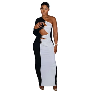 Robe sexy asymétrique noir et blanc avec anneau métallique et découpe latérale tendance
