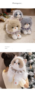 Chaton en peluche réaliste avec collier en dentelle dans un cadre festif chaleureux