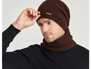 Detailaufnahme von dunkelbraunem Strickmützen- und Schal-Set mit grober Textur