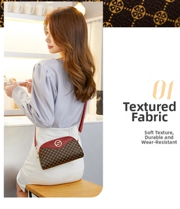 Détail du sac à bandoulière souple avec boucle en métal doré et motif trèfle