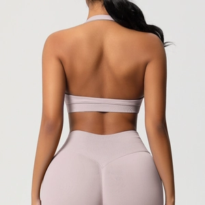 Détail du tissu côtelé sans couture sur un soutien-gorge de yoga dos nu lilas et un legging