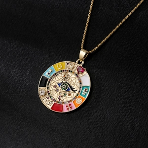 Detailaufnahme des goldenen Evil Eye Anhängers mit bunten Emaille-Glückssymbolen und Kette