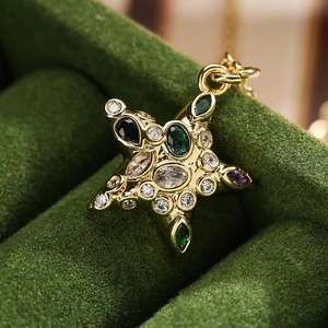 Collana con ciondolo a stella in oro 18 carati con zirconi verdi e bianchi lucidi
