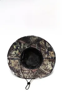 Dettaglio cappello camouflage con fodera in rete traspirante e cordino sottogola regolabile