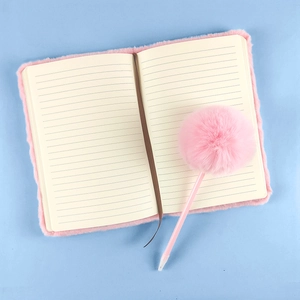 Set taccuino in peluche rosa con copertina morbida e penna pompon su blu