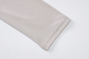 Macro dei punti sottili e del morbido tessuto a maglia grigio di questa maglia