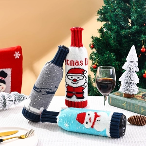 Housses de bouteilles de vin de Noël tricotées avec Père Noël, bonhomme de neige et renne