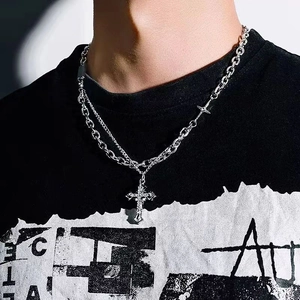 Collana a doppio strato in acciaio al titanio argento con pendente a croce da uomo