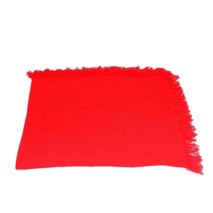 Foulard lavorato a maglia rosso per donne anziane con frange classiche e caldo tessuto morbido