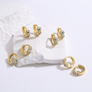 Set aus vier 18K vergoldeten Evil Eye Creolen mit bunten Zirkoniasteinen auf weißem Stein